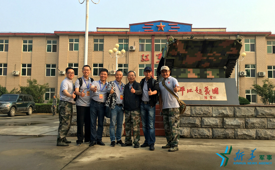 ↑“我們的長征在路上”網(wǎng)絡名人在“平江起義團”，為這支成為中國陸軍第一支信息化部隊點贊。