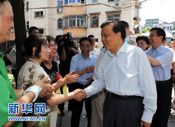 這是7月22日，劉云山在上海市普陀區(qū)桃浦鎮(zhèn)蓮花公寓居委會調研時同社區(qū)居民親切握手。新華社記者 饒愛民 攝
