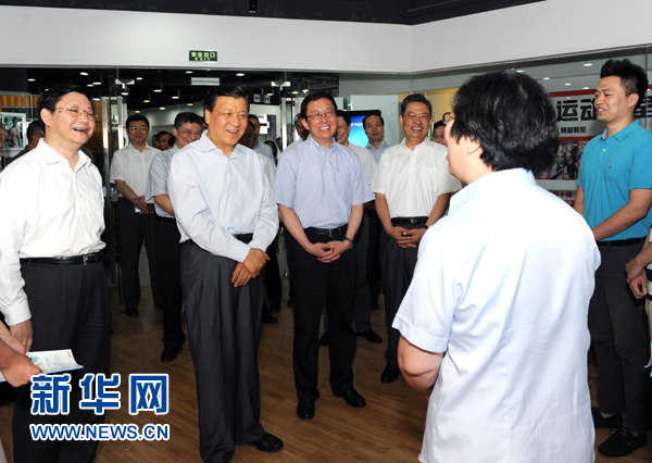 這是7月22日，劉云山在上海市靜安區(qū)就樓宇黨建工作進行調研。新華社記者 饒愛民 攝 