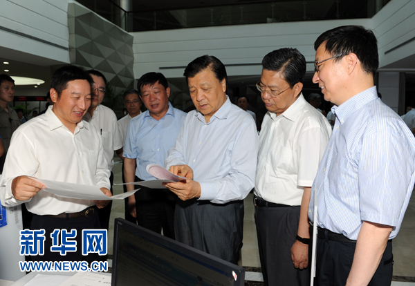  7月22日至23日，中共中央政治局常委、中央書記處書記劉云山在上海調研。這是7月22日，劉云山在中國（上海）自貿試驗區(qū)外高橋綜合服務大廳調研。新華社記者 饒愛民 攝 