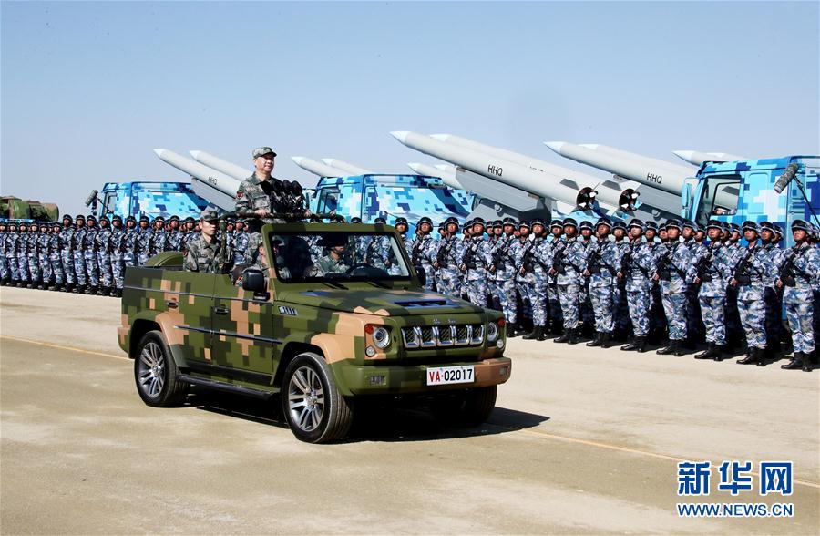 7月30日上午，慶祝中國(guó)人民解放軍建軍90周年閱兵在朱日和聯(lián)合訓(xùn)練基地隆重舉行。中共中央總書(shū)記、國(guó)家主席、中央軍委主席習(xí)近平檢閱部隊(duì)并發(fā)表重要講話(huà)。這是習(xí)近平乘車(chē)檢閱部隊(duì)。新華社記者 李濤 攝