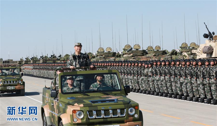 7月30日上午，慶祝中國(guó)人民解放軍建軍90周年閱兵在朱日和聯(lián)合訓(xùn)練基地隆重舉行。中共中央總書(shū)記、國(guó)家主席、中央軍委主席習(xí)近平檢閱部隊(duì)并發(fā)表重要講話(huà)。這是習(xí)近平乘車(chē)檢閱部隊(duì)。新華社記者 李剛 攝