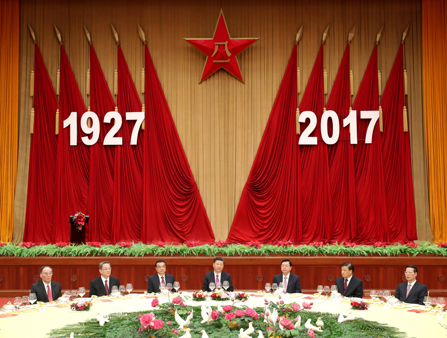 7月31日，中華人民共和國國防部在北京人民大會堂舉行盛大招待會，熱烈慶祝中國人民解放軍建軍90周年。中共中央總書記、國家主席、中央軍委主席習近平和李克強、張德江、俞正聲、劉云山、王岐山、張高麗等黨和國家領導人出席招待會。新華社記者 鞠鵬 攝