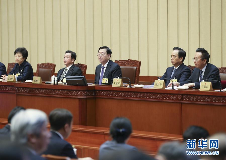1月30日，全國人大常委會(huì)委員長張德江主持十二屆全國人大常委會(huì)第三十二次會(huì)議閉幕會(huì)。在會(huì)議完成各項(xiàng)表決事項(xiàng)后，張德江發(fā)表講話。新華社記者 姚大偉 攝